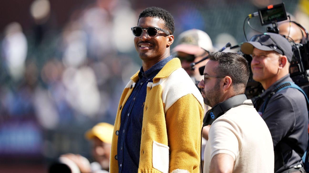 Jameis Winston Joins Japanese Fans in Post-Match Cleanup Efforts
